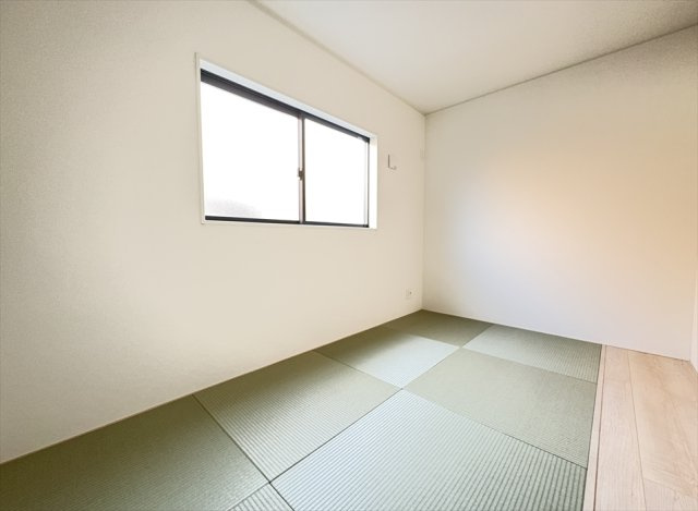 【和室】 | 新座市馬場3丁目　新築一戸建住宅　全2棟　(志木本店) | 北東側から優しい自然光が入ります。