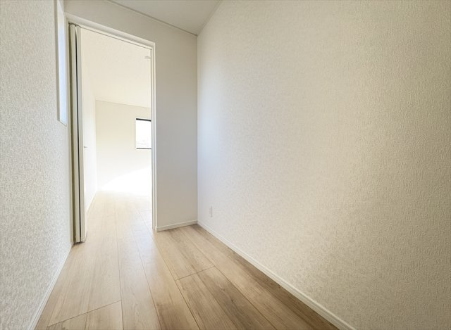 【収納】 | 新座市馬場3丁目　新築一戸建住宅　全2棟　(志木本店) | 主寝室には広めの納戸が設けられているので季節用品などもまとめて収納できます。