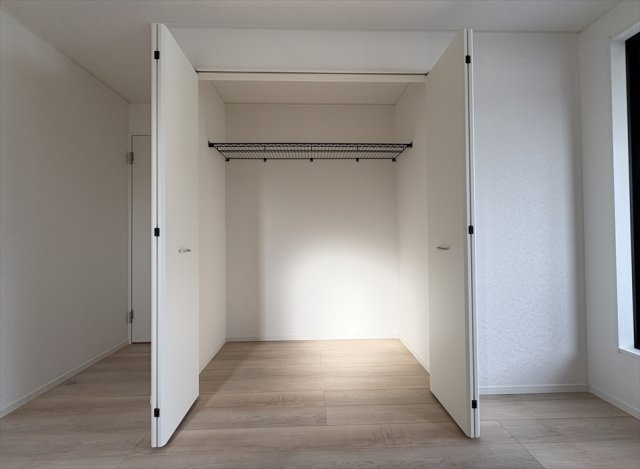 【収納】 | 新座市馬場3丁目　新築一戸建住宅　全2棟　(志木本店) | バルコニーの近くにクローゼットが設けられているので取り込んだ洗濯物もそのまま収納できます。