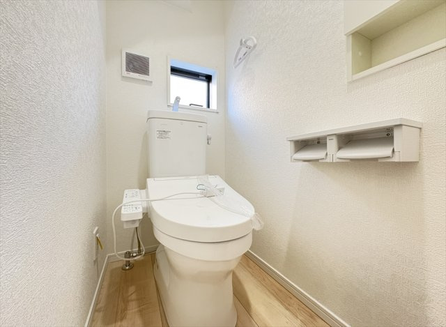 【トイレ】 | 新座市馬場3丁目　新築一戸建住宅　全2棟　(志木本店) | 1階トイレ／家族を感染症から守る温水洗浄便座を完備。