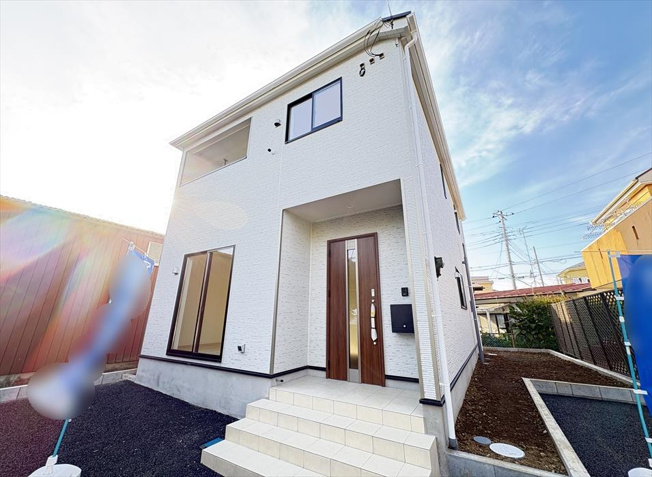 【外観】 | 新座市馬場3丁目　新築一戸建住宅　全2棟　(志木本店) | 閑静な住宅地に立地する新築一戸建住宅。
完成済みのためいつでも内覧可能です。