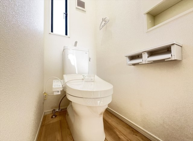 【トイレ】 | 新座市馬場3丁目　新築一戸建住宅　全2棟　(志木本店) | 2階トイレ／衛生用品やトイレットペーパー、掃除グッズの保管に便利な壁面収納でスッキリしたトイレ空間を維持できます。