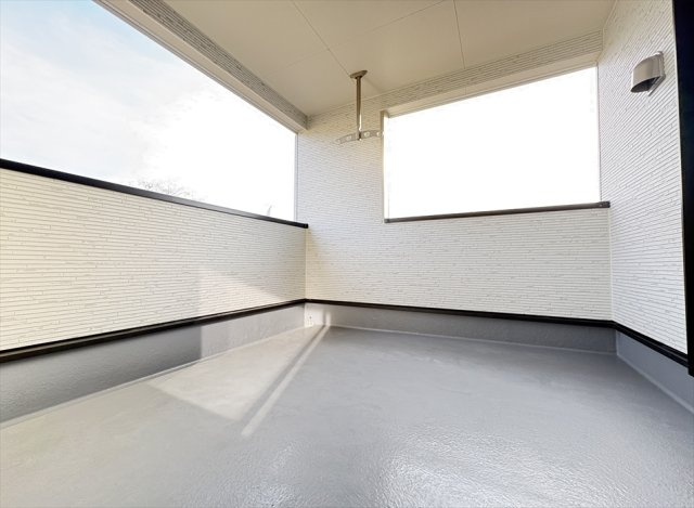 【バルコニー】 | 新座市馬場3丁目　新築一戸建住宅　全2棟　(志木本店) | 急な雨でも安心なインナーバルコニー。
2部屋から出入り可能なバルコニーで家事動線も良好です。