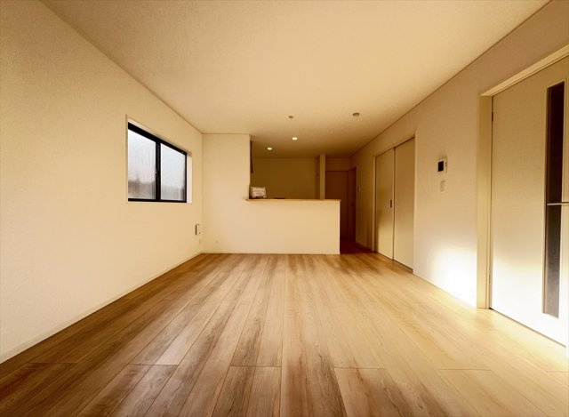 【居間・リビング】 | 新座市馬場3丁目　新築一戸建住宅　全2棟　(志木本店) | 16帖の広々としたファミリー空間。