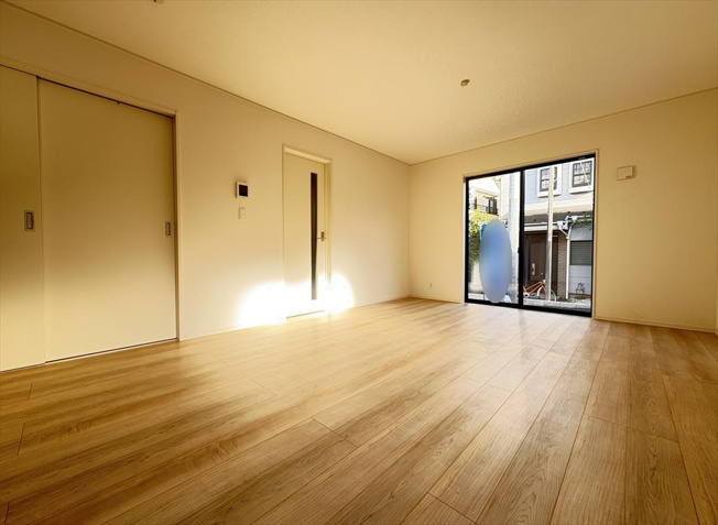 【居間・リビング】 | 新座市馬場3丁目　新築一戸建住宅　全2棟　(志木本店) | カースペースに面しているので開放感良好です。