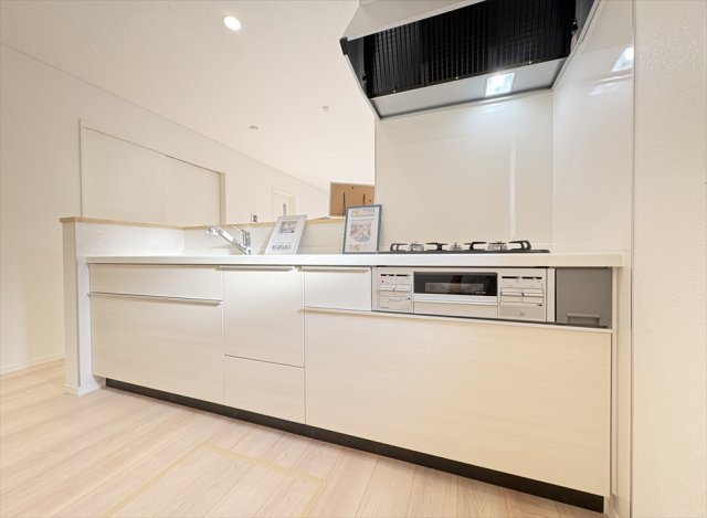 【キッチン】 | 新座市馬場3丁目　新築一戸建住宅　全2棟　(志木本店) | リビング全体が見渡せる対面キッチン。家事をしながらお子様の様子を見守ることができます。