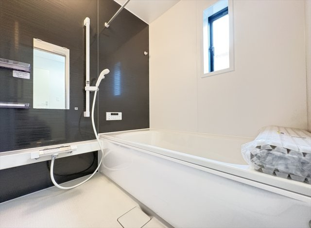 【浴室】 | 新座市馬場3丁目　新築一戸建住宅　全2棟　(志木本店) | 浴室乾燥機が付いているので雨天の洗濯はもちろん、浴室内のカビの発生も防げるので衛生面も安心です。