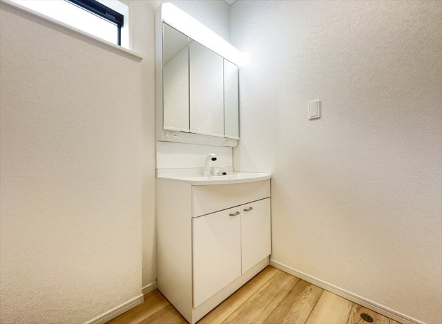 【独立洗面台】 | 新座市馬場3丁目　新築一戸建住宅　全2棟　(志木本店) | 鏡の裏に小物類を収納できる三面鏡洗面化粧台