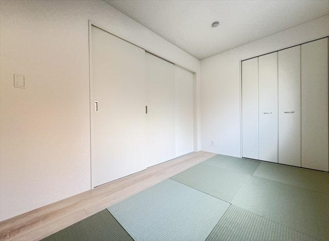 【和室】 | 新座市馬場3丁目　新築一戸建住宅　全2棟　(志木本店) | 個室にもリビングの続き間としても使える和洋室。
キッチンから近いのでベビールームとしても便利です。