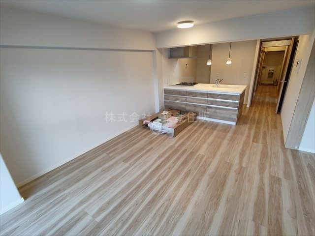 【居間・リビング】 | パークヒルズ若葉スカイハイツ | こちらの13.9帖のリビングで趣味の時間をお楽しみください