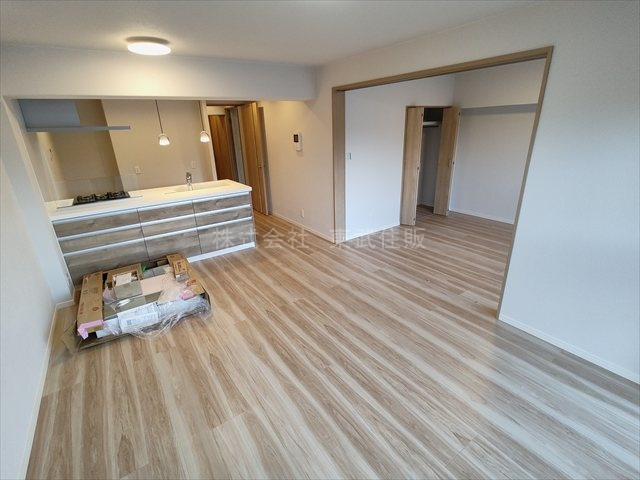 【居間・リビング】 | パークヒルズ若葉スカイハイツ | 開放感があり日当たり良好です