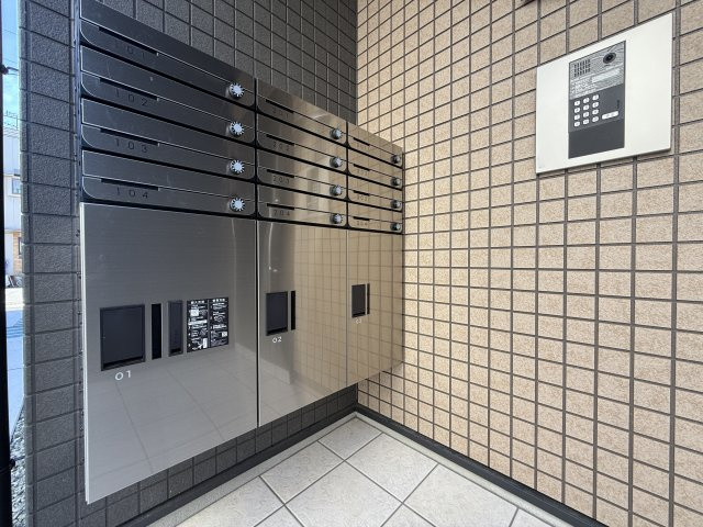 セレニティ照ヶ丘矢田B棟のエントランス