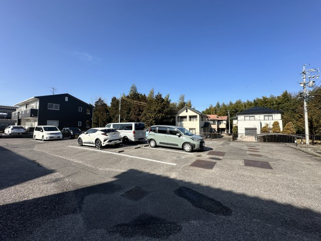 シャルードエスの駐車場