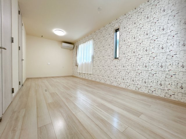 羽生市中央5丁目の洋室|■11.2帖洋室（5.6帖に分割可能）
■エアコン完備
■カーテン・カーテンレール完備