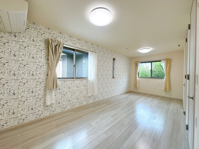 羽生市中央5丁目の洋室|■11.2帖洋室（5.6帖に分割可能）
■エアコン完備
■カーテン・カーテンレール完備