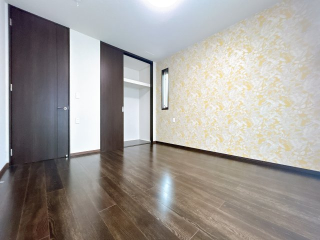 羽生市中央5丁目の洋室|■7.1帖洋室
■南掃き出し窓につき日当たり◎
■高性能エアコン完備
■カーテン・カーテンレール完備