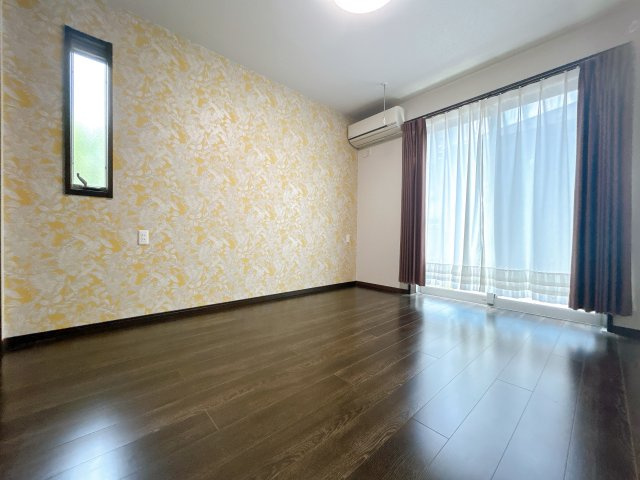 羽生市中央5丁目の洋室|■7.1帖洋室
■南掃き出し窓につき日当たり◎
■高性能エアコン完備
■カーテン・カーテンレール完備