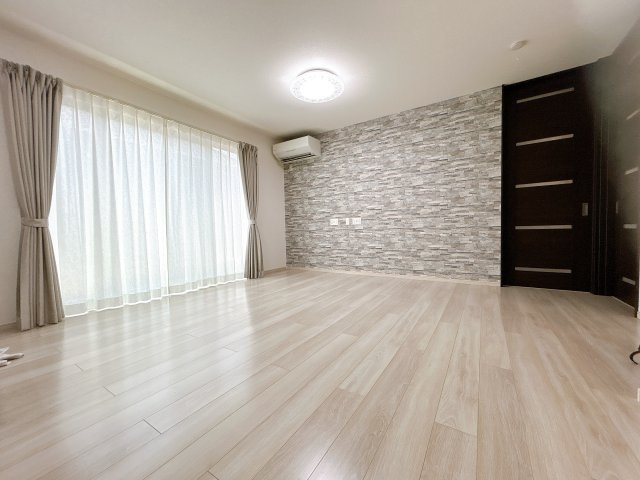 羽生市中央5丁目の居間・リビング|■LDK１９帖以上
■クロス貼り分けあり
■カーテン・カーテンレール付き
■高性能エアコン完備