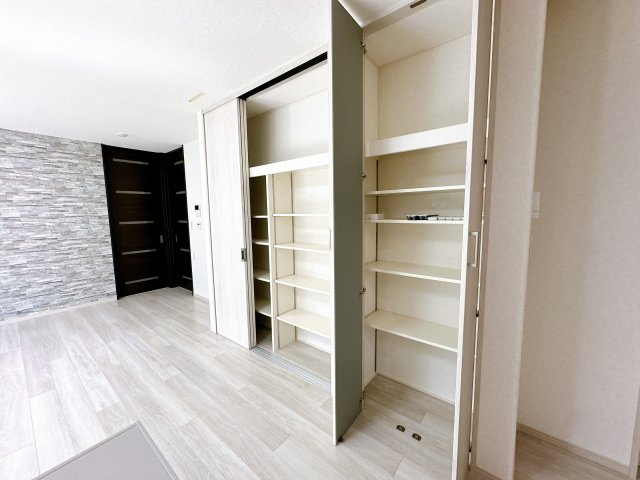 羽生市中央5丁目の収納|■LDK１９帖以上
■クロス貼り分けあり
■カーテン・カーテンレール付き
■高性能エアコン完備