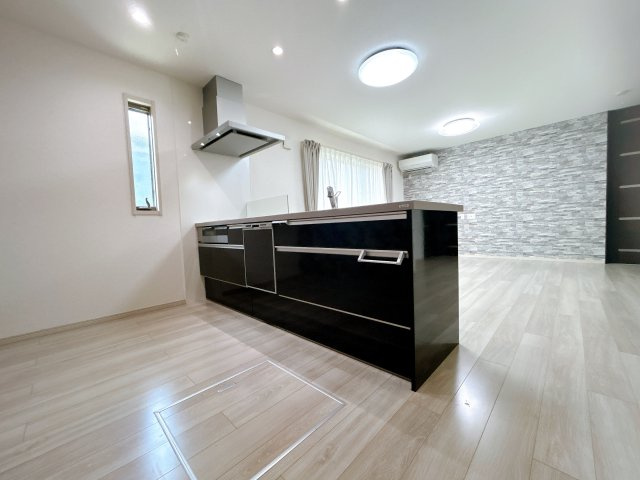 羽生市中央5丁目のキッチン|■LDK１９帖以上
■クロス貼り分けあり
■カーテン・カーテンレール付き
■高性能エアコン完備