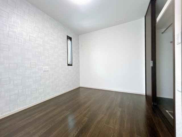 羽生市中央5丁目の洋室|■6.2帖洋室
■南掃き出し窓につき日当たり◎
■カーテン・カーテンレール完備