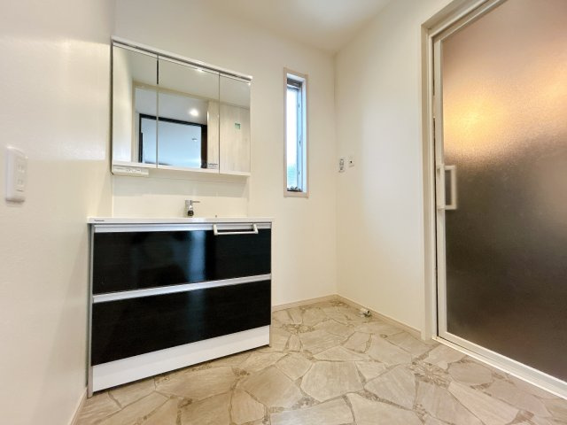 羽生市中央5丁目の玄関|■3面鏡シャワーヘッド洗面台
■CLine900採用