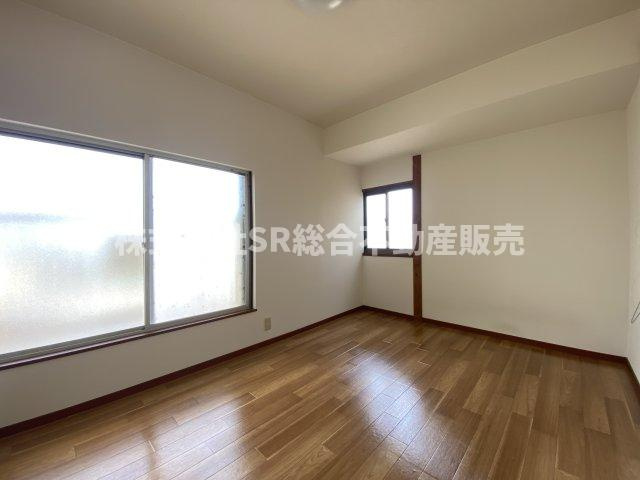 五条町中古戸建の寝室|2面採光で明るいお部屋です♪寝室にいかがでしょうか