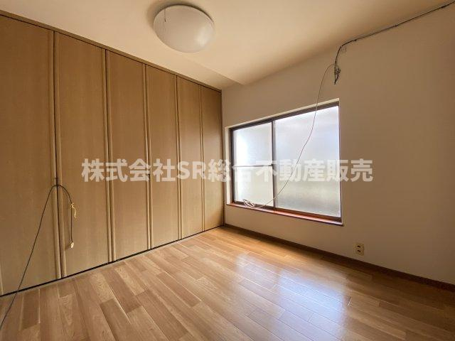 五条町中古戸建の洋室|コンパクトで使いやすい洋室です