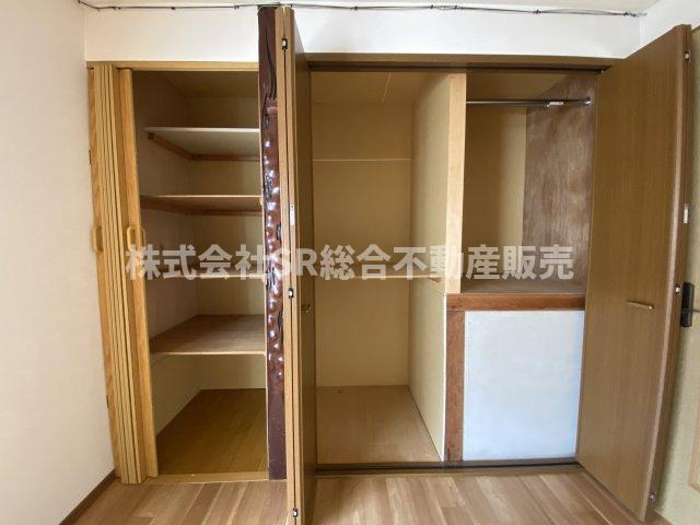 五条町中古戸建の収納|壁2面にクローゼットがあります♪