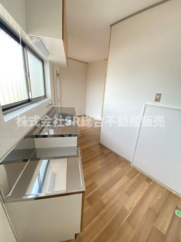 五条町中古戸建のキッチン|日がよく差し込む明るいキッチンです♪