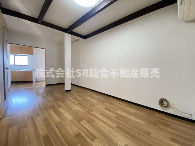 五条町中古戸建の居間・リビング|開放感のあるリビングです♪