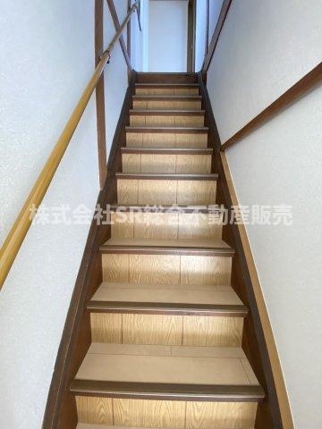 五条町中古戸建の内装|階段には手摺があり安心です♪