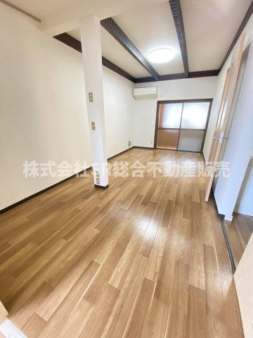 五条町中古戸建の居間・リビング|使いやすいリビングです