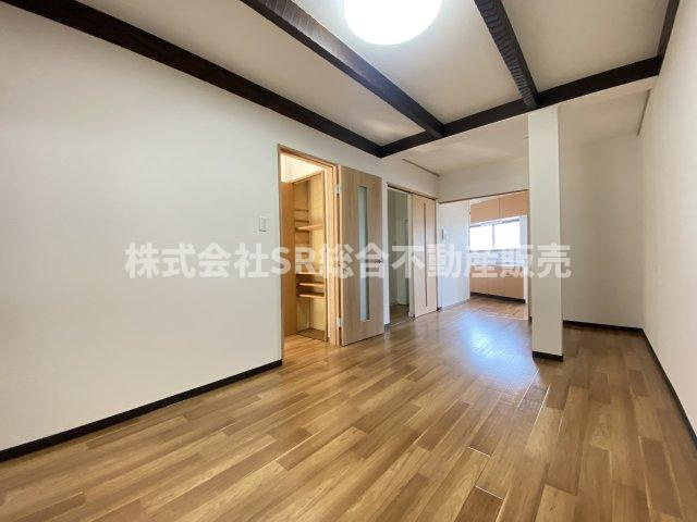 五条町中古戸建の居間・リビング|LDKは広々10.5帖。ご家族でゆったりとお過ごしいただけます！