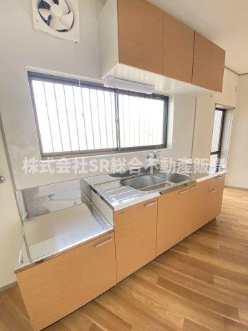 五条町中古戸建のキッチン|シンク、調理スペースが広めで明るいキッチンで快適にお料理できます！