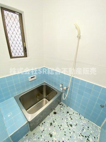 五条町中古戸建の浴室|お風呂には窓もあり、換気がバッチリとでき、湿気がこもりません！