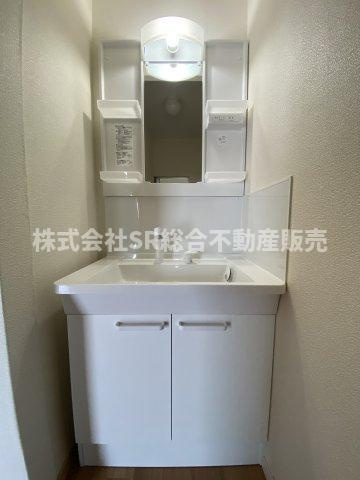 五条町中古戸建の独立洗面台|独立洗面台、小物を置くことができて便利です