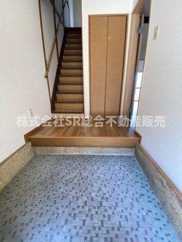 五条町中古戸建の玄関|玄関にシューズボックスを置いても広く使えます！