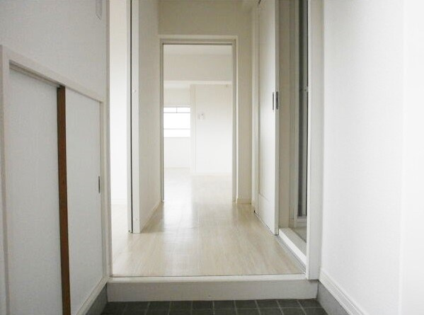 ロジィングス藤井の玄関