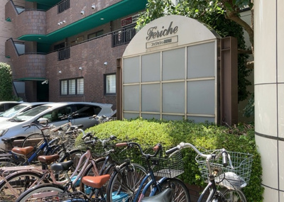 【庭】 | フェリッシュ相模原 | 物件によっては、入居者が個人的に使用できる専用庭がついているものもあります。また、住宅の中にある土間の部分を庭と呼ぶこともあります。庭の用途は住む人によって変わり、それによってデザインもさまざまです。