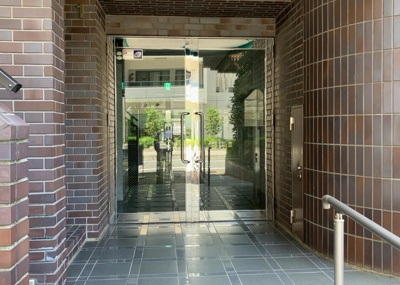 【エントランス】 | フェリッシュ相模原 | マンションのエントランスには、もともと風よけや防犯の役割がありますが、マンションによって宅配ボックスなどの設備が備わっている所もあります。日々の生活をイメージしながら生活しやすさをチェックしましょう。