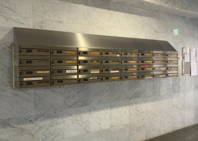 【設備】 | フェリッシュ相模原 | エントランス付近に設置されている集合ポストは、住んでいる部屋と離れているため、ポストをあさるなど誰かに何かされていても被害に気づきにくいです。入居する時には他人に特定されにくい番号で鍵をかけましょう！