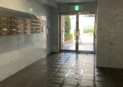 【ロビー】 | フェリッシュ相模原 | ロビーというと、エントランスと何がちがうの？と思いますよね。実はロビーとエントランスには明確な決まりはありません。物件によっては、エントランスを入って広がるある程度の広さのある空間がロビーとなります。