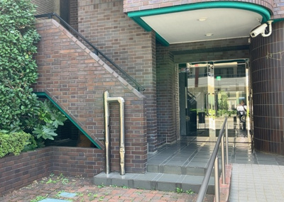 【玄関】 | フェリッシュ相模原 | 玄関は家の顔でもあり、家族以外の目にも止まる場所です。玄関は外との間を仕切る扉、靴などをしまっておく収納スペース、靴脱ぎのたたきスペース、来客とのやり取りをするドアホンなど複数のアイテムからなります。