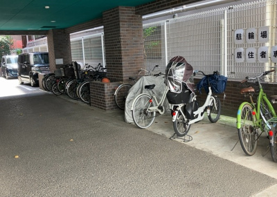 【駐車場】 | フェリッシュ相模原 | 車一台あたりに必要なスペースは、標準サイズの普通自動車で横幅2m50cm、長さ5mは必要になります。ただし、乗降のことも考慮して横幅3m30cm、長さ5m50cmほどは確保できるところを選びましょう。