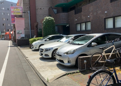【駐車場】 | フェリッシュ相模原 | 駐車場と明記されていても、最小スペースでつくられた駐車場だと大型車は駐車できなかったり、出入りしにくくなったりする可能性があります。お車のサイズと購入したい物件の駐車場のサイズを現地で確認しましょう。