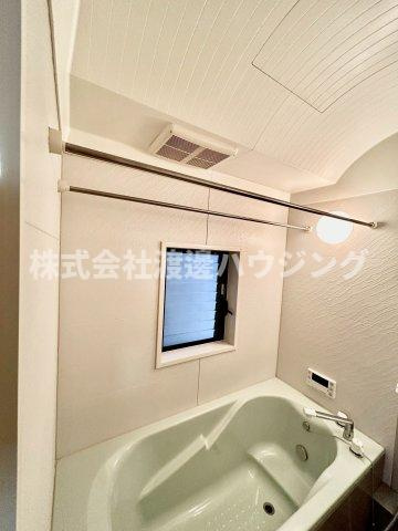 北条１丁目一戸建の浴室|浴室にも窓あり