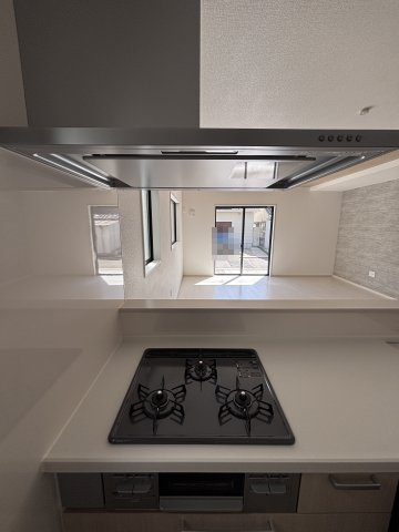 広島市安佐南区安東４丁目の新築一戸建のキッチン|使いやすい三口ガスコンロで同時調理もスムーズ。
