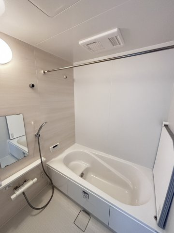 広島市安佐南区安東４丁目の新築一戸建の浴室|お子様との入浴に安心なベンチ付きデザイン。
