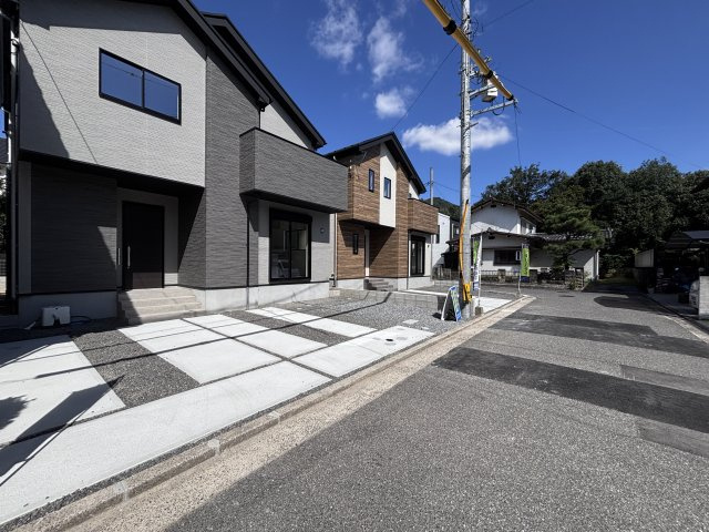 広島市安佐南区安東４丁目の新築一戸建の前面道路含む現地写真